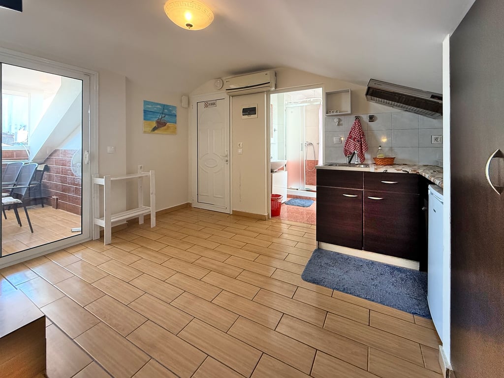Pregled apartmana sa ulazom, kupatilom i čajnom kuhinjom